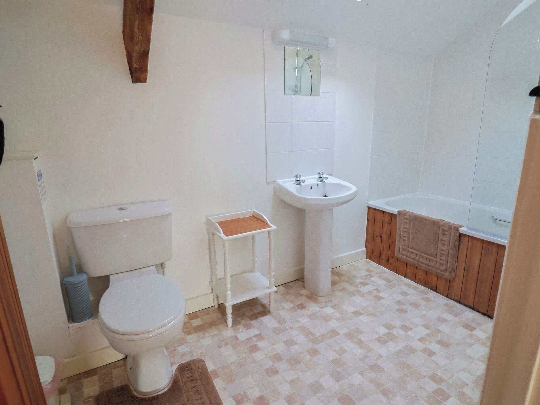 Ein Badezimmer mit Toilette, Waschbecken und Badewanne.