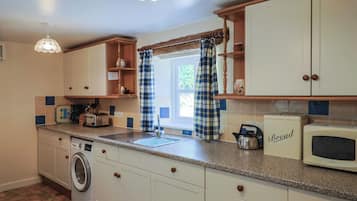 Cottage | Private kitchen | Stovetop, dishwasher, highchair, cookware/dishes/utensils