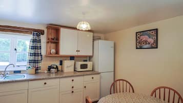 Cottage | Private kitchen | Stovetop, dishwasher, highchair, cookware/dishes/utensils