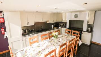 Cottage | Private kitchen | Dishwasher, high chair, cookware/dishes/utensils