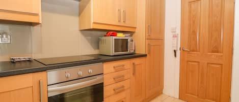 Cottage | Privékeuken | Een koelkast, een magnetron, een kookplaat, een vaatwasser