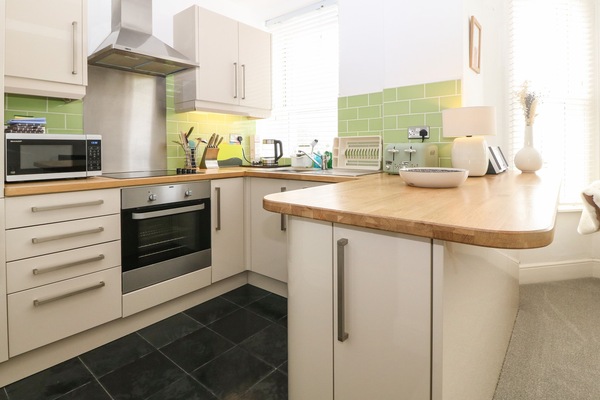 Cottage | Private kitchen | Fridge, microwave, stovetop, dishwasher