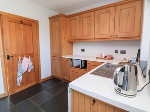 Cottage | Private kitchen | Fridge, microwave, stovetop, cookware/dishes/utensils