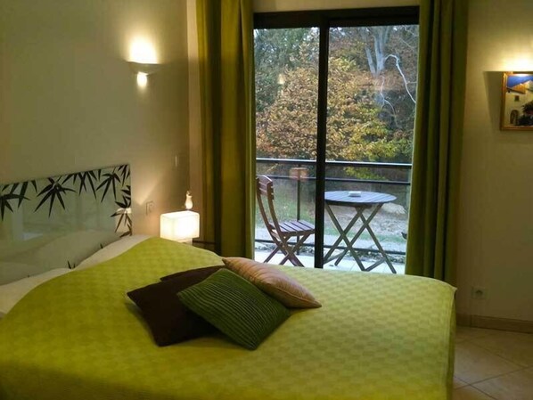 Habitación doble estándar | Decoración personalizada, muebles diferentes, cortinas blackout y cunas 