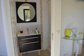 Chambre Double Standard | Lavabo de la salle de bain