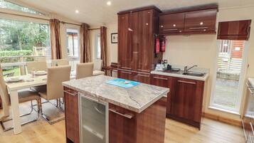 Cottage | Private kitchen | Fridge, microwave, dishwasher, electric kettle