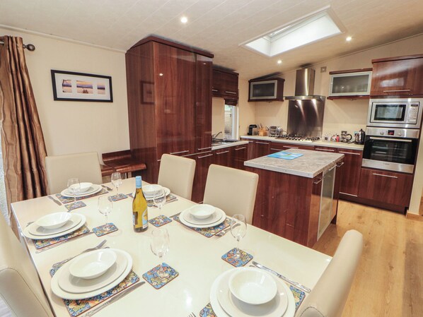 Cottage | Private kitchen | Fridge, microwave, dishwasher, electric kettle