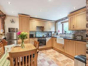 Cottage | Cucina privata | Microonde, piano cottura, lavastoviglie, pentole/stoviglie/utensili