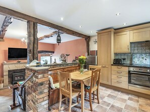Cottage | Private kitchen | Microwave, stovetop, dishwasher, cookware/dishes/utensils