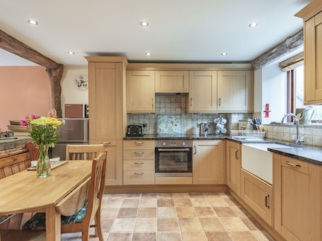 Microondas, placa de cocina, lavavajillas, utensilios de cocina