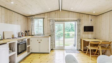 Cottage | Private kitchen | Fridge, microwave, stovetop, cookware/dishes/utensils