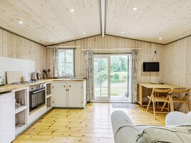 Refrigerador, microondas, placa de cocina, utensilios de cocina