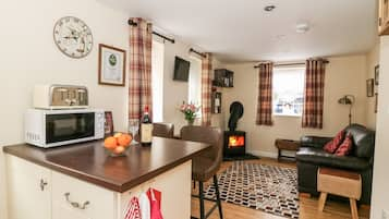 Cottage | Private kitchen | Electric kettle, toaster, high chair, cookware/dishes/utensils