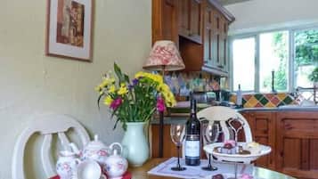 Cottage | Private kitchen | Dishwasher, cookware/dishes/utensils