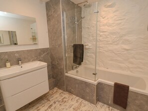 Cottage | Bathroom | Shower