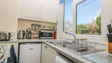 Microwave, stovetop, cookware/dishes/utensils