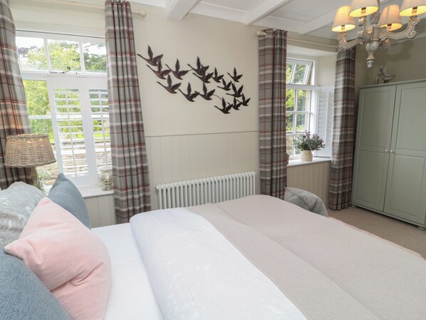 2 عدّة غرف نوم وبديكورات فريدة لكل غرفة وطراز فريد لكل وحدة