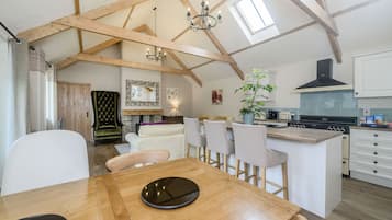 Cottage | Private kitchen | Fridge, dishwasher, high chair, cookware/dishes/utensils