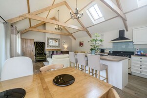 Refrigerador, lavavajillas, silla alta para bebés, utensilios de cocina