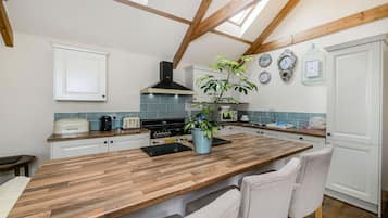 Cottage | Private kitchen | Fridge, dishwasher, high chair, cookware/dishes/utensils