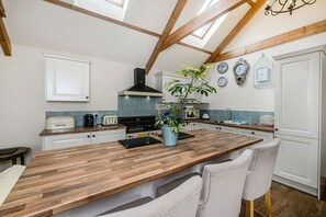 村舍 | 私人厨房 | 冰箱、洗碗机、高脚椅、厨具/餐具