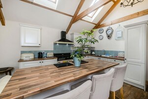 Refrigerador, lavavajillas, silla alta para bebés, utensilios de cocina