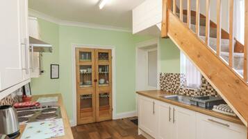 Cottage | Private kitchen | Fridge, microwave, stovetop, dishwasher