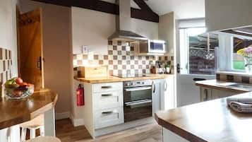 Cottage | Cucina privata | Frigorifero, microonde, piano cottura, lavastoviglie