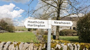 Un panneau indicateur indiquant les directions suivantes : Heathcote, Hartington et Newhaven.