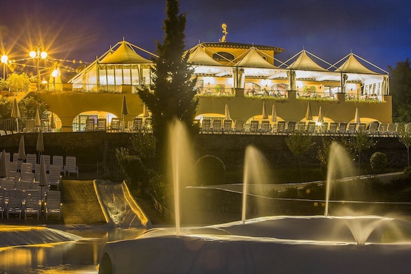 ด้านหน้าที่พัก - ตอนเย็น/กลางคืน