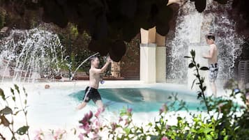 Innenpool, 3 Außenpools, Sonnenschirme, Liegestühle