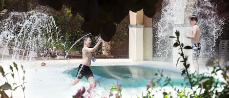 Una piscina cubierta, 3 piscinas al aire libre, sombrillas, tumbonas