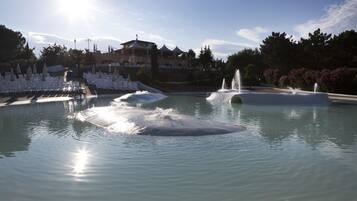 Alberca techada, 3 albercas al aire libre y sombrillas en la alberca