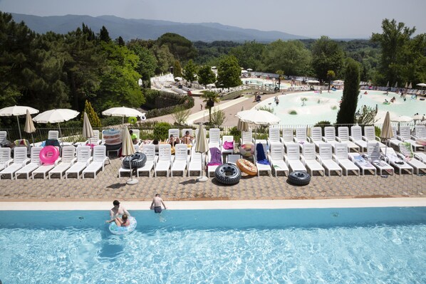 Una piscina cubierta, 3 piscinas al aire libre, sombrillas, tumbonas