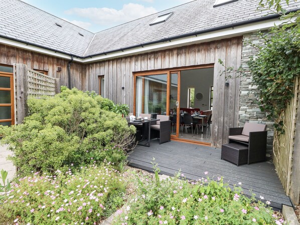 Outdoor dining - Everdene (Weymouth)