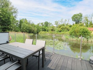 Outdoor dining - Dragonfly Lodge (Dereham)