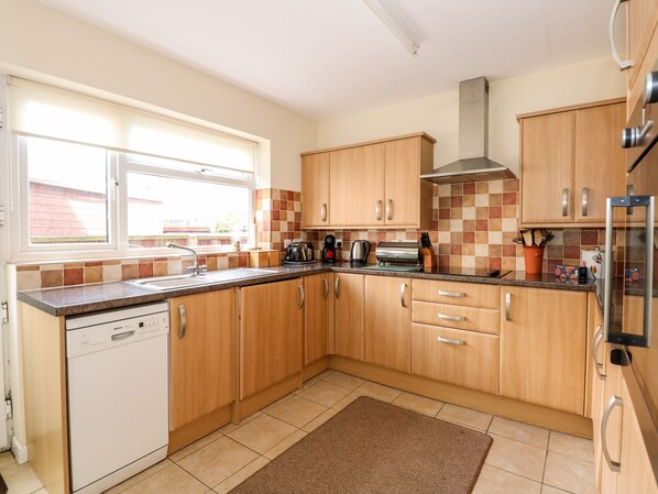 Cottage | Private kitchen | Microwave, stovetop, dishwasher, cookware/dishes/utensils