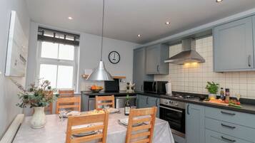 Cottage | Private kitchen | Fridge, microwave, stovetop, dishwasher