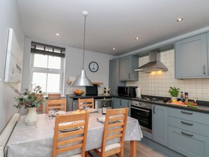 ChaumiÚre | Cuisine privée | Réfrigérateur, four à micro-ondes, surface de cuisson, lave-vaisselle