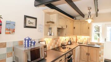 Cottage | Private kitchen | Fridge, microwave, stovetop, dishwasher