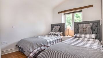 Cottage | 2 bedrooms, individually decorated, individually furnished, free WiFi