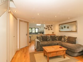 村舍 | 客厅 | 电视、DVD 播放器