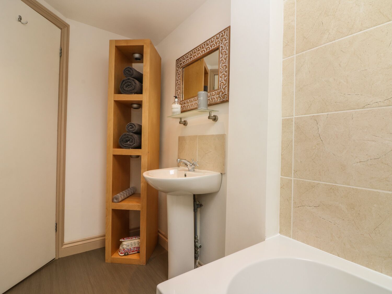 Cottage | Bathroom | Shower, hair dryer