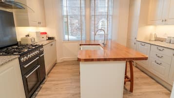 Cottage | Private kitchen | Microwave, stovetop, dishwasher, cookware/dishes/utensils