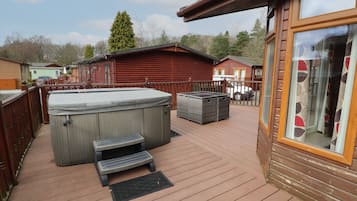 Cottage | Outdoor spa tub