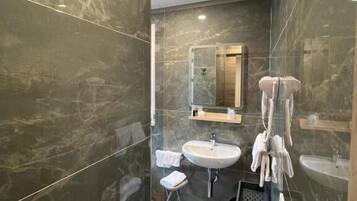 Suite Deluxe, vista mare (Afrodite) | Bagno | Pantofole