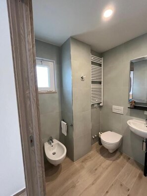 Deluxe kamer, uitzicht op zee (Teti) | Badkamer | Pantoffels