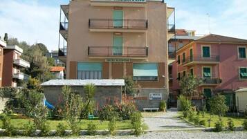 Un edificio con un cartello che riporta 'HOTEL VALENTINO' sulla sommità.