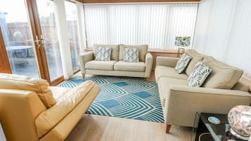 Cottage | Living area | TV