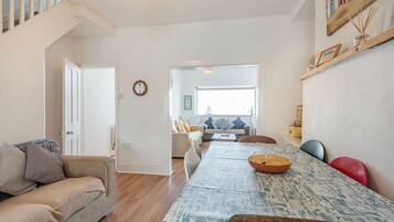 Cottage | Phòng khách | TV, máy chơi game